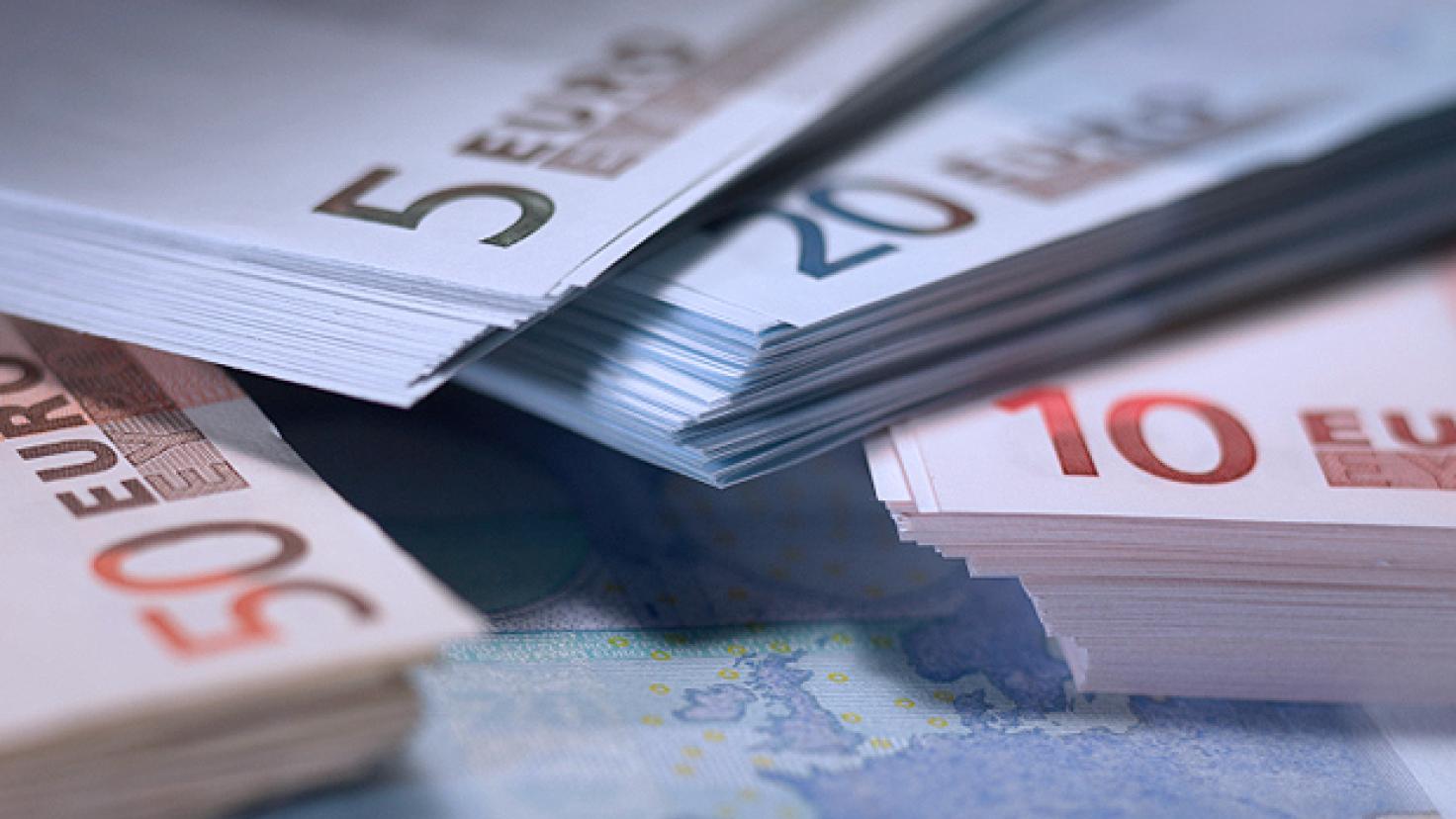 Moeda Euro: Pilhas de notas de 5, 10, 20 e 50 euros empilhadas [nid:30050]