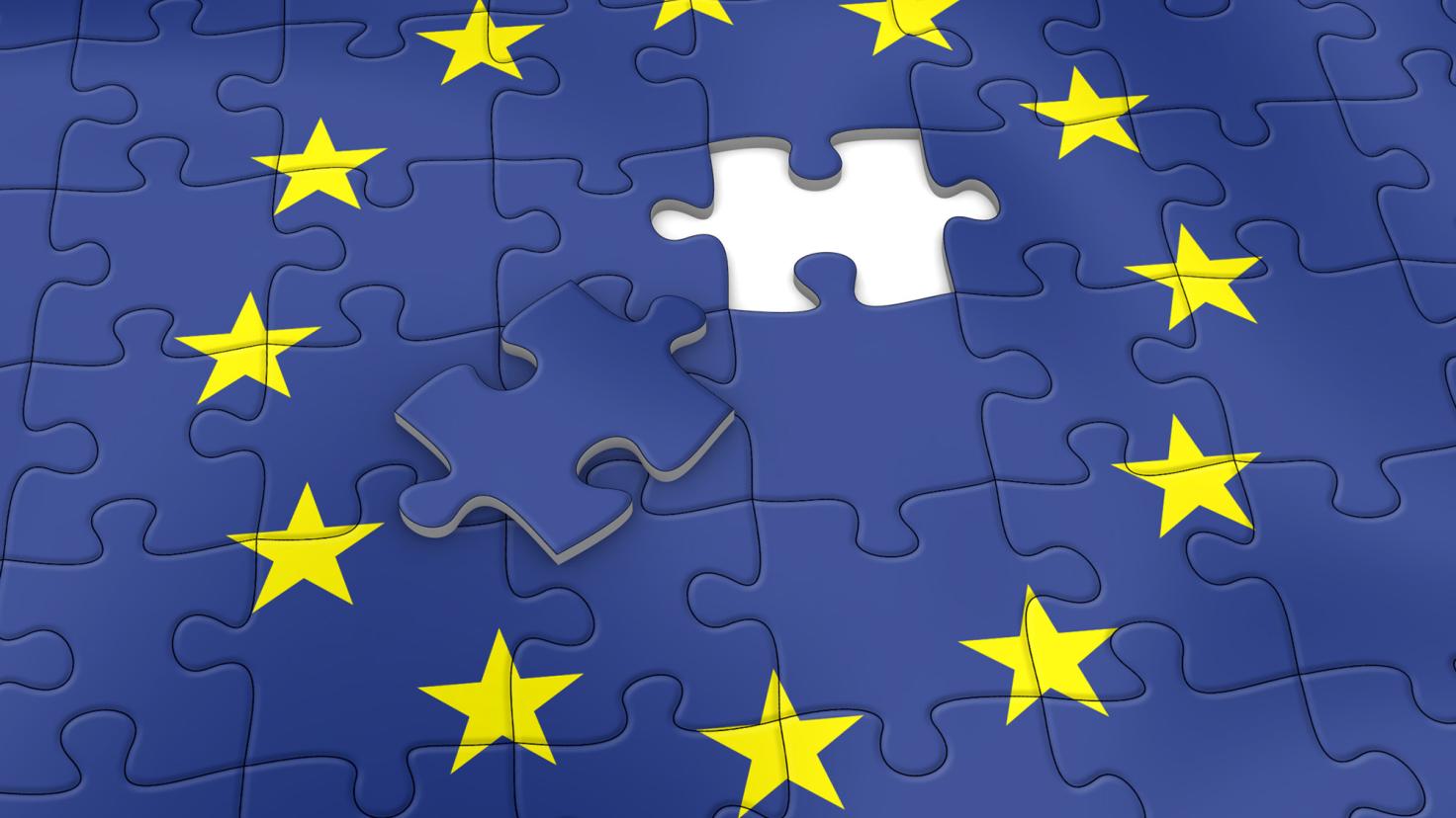Das letzte Teil eines Puzzles der europäischen Flagge liegt auf den fertigen Teilen