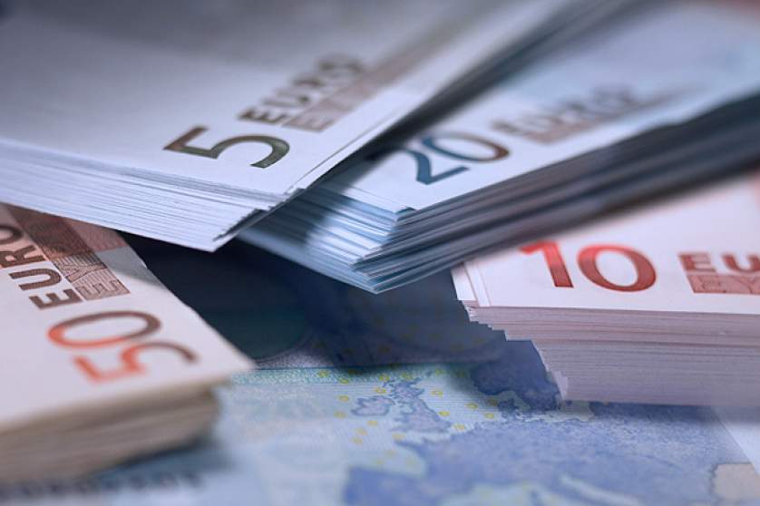 Eurovaluuta: 5, 10, 20 ja 50 euro pangatähtede virnad kokku kuhjatud [nid:30050]