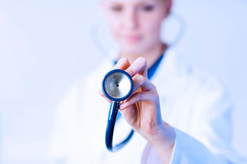 Arts houdt stethoscoop vast met focus op voorwerp