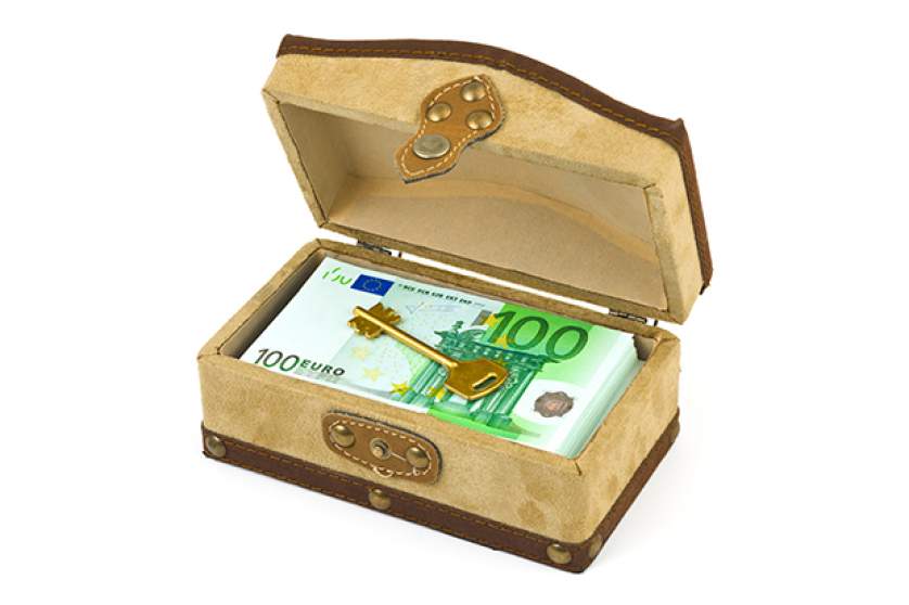 100 euro bills in a box with key