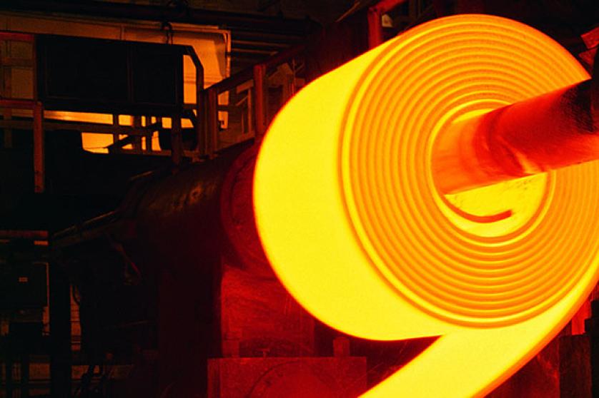 Rotglühendes Walzen von Stahl im Stahlwerk