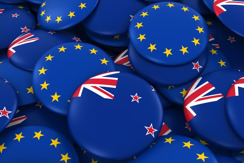 Pilha de botões com a bandeira da Nova Zelândia e da Europa
