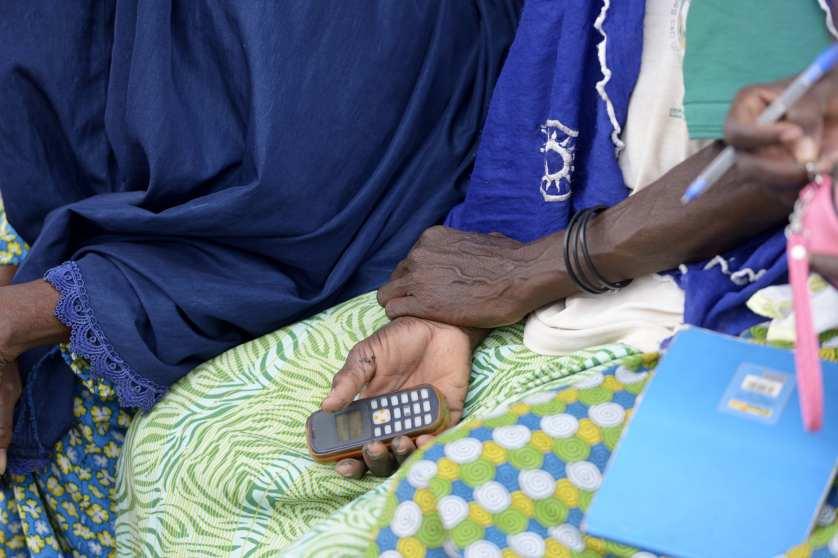 Burkina Faso, nő mobiltelefonnal a kezében