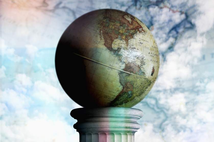 Zabytkowy globus stoi na kolumnie