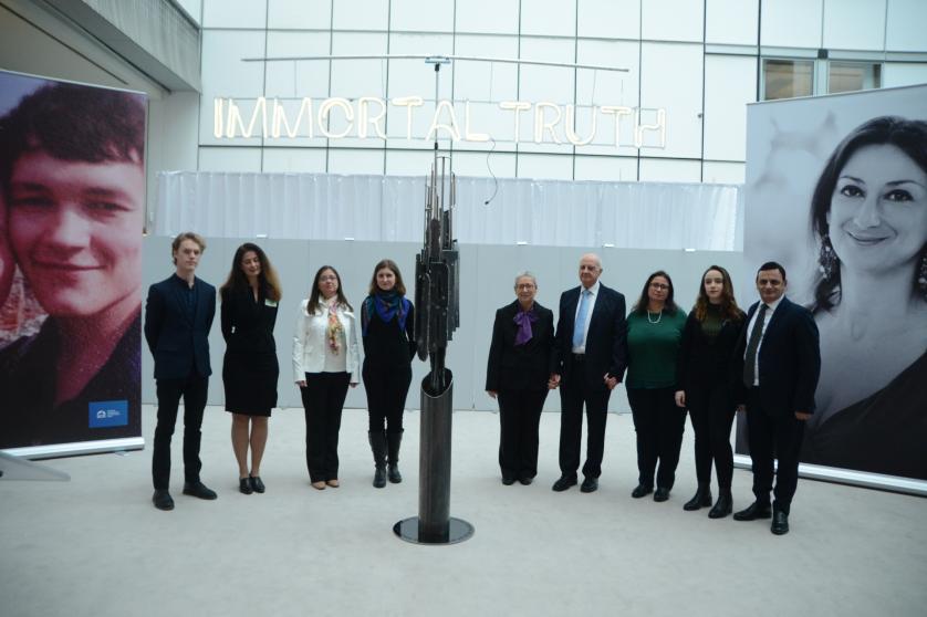 Family relatives of late Daphne Caruana Galizia and Ján Kuciak together with Quaestor David Casa MEP, at the European Parliament, with the sculpture in the middle