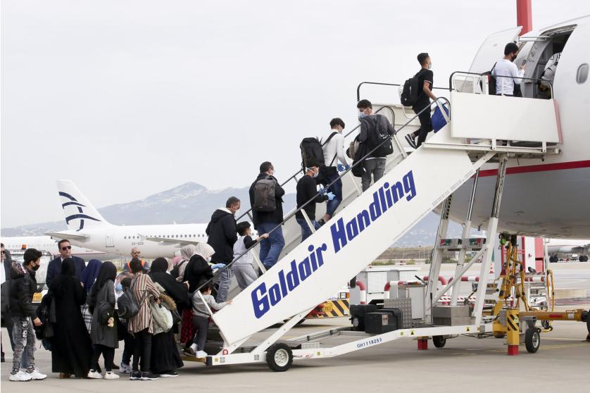 Les réfugiés des camps de migrants surpeuplés sont transférés