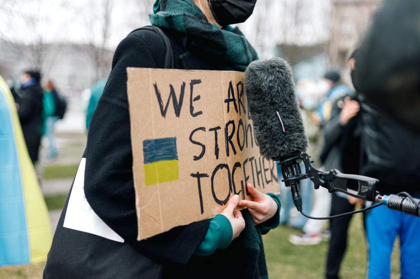 A journalist interviewing a Ukrainian protestor 