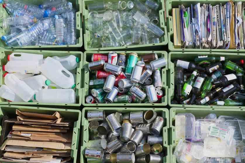 Close up de uma lixeira de reciclagem organizada