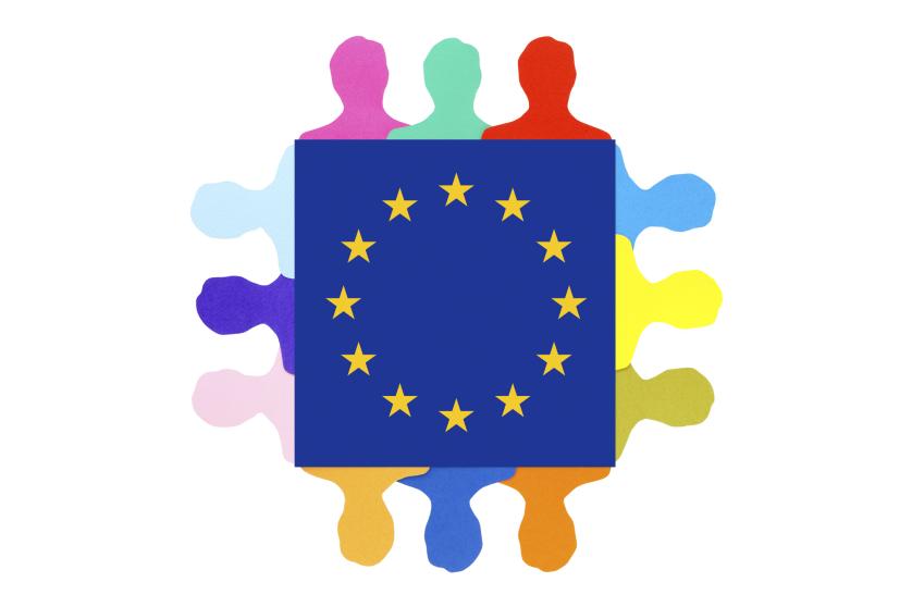Ilustracija večbarvnih moških silhuet, razporejenih v kvadrat, z zastavo Evropske unije v sredini