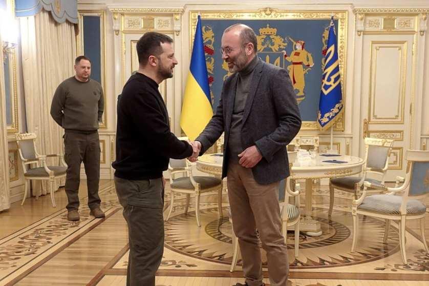Manfred Weber e Volodymyr Zelensky em Kiev