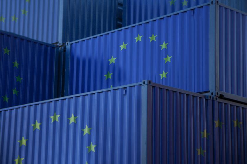 Contêineres de carga com a bandeira da União Europeia no porto