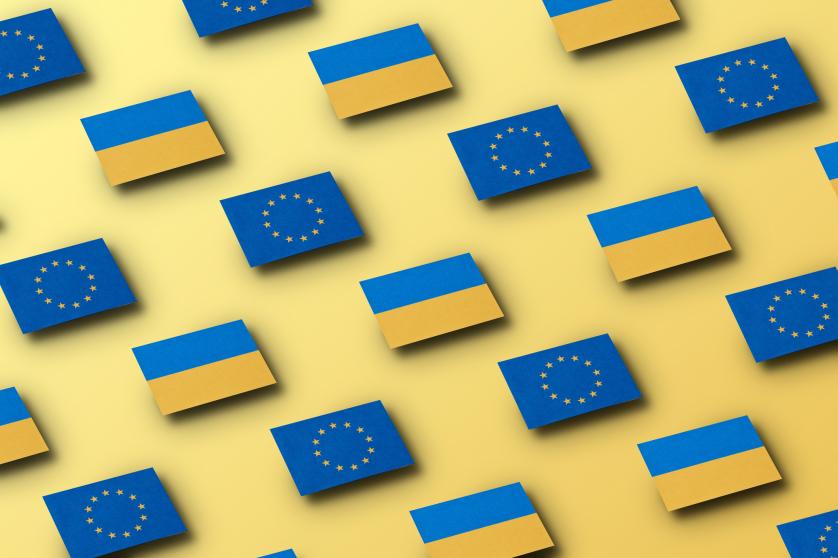 Conceptual Bild der Gitter-Muster der schwimmenden Europäischen Union und der ukrainischen Flaggen auf einem gelben Hintergrund