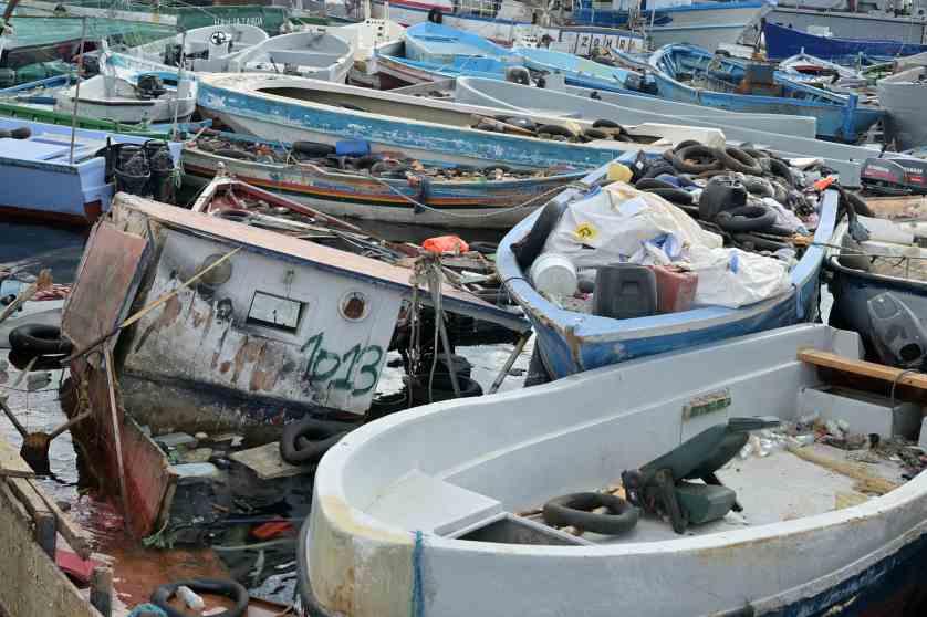 Barcos usados por migrantes para atravessar o mar Mediterrâneo são abandonados nas praias de Lampedusa, uma pequena ilha ao sul da Sicília