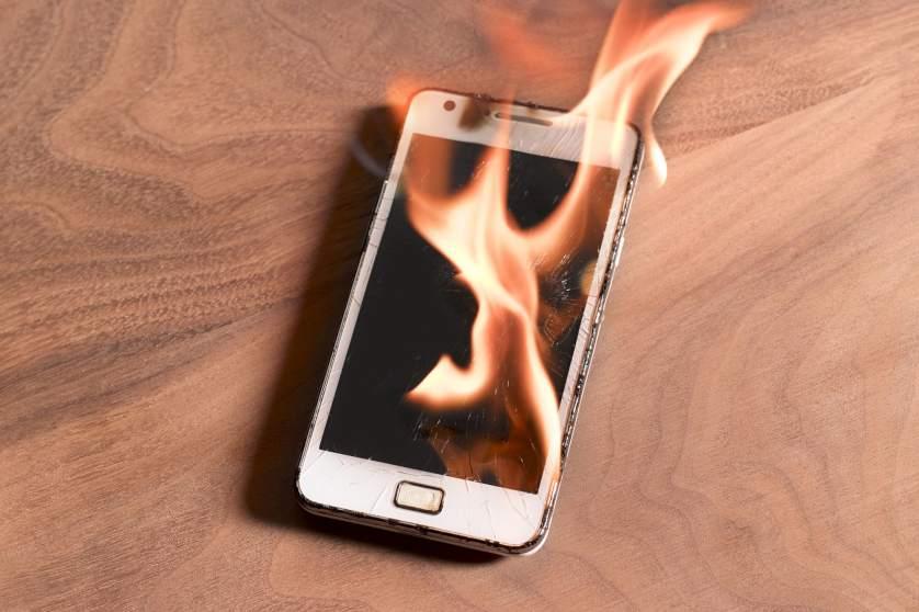 Смартфонът избухва в пламък