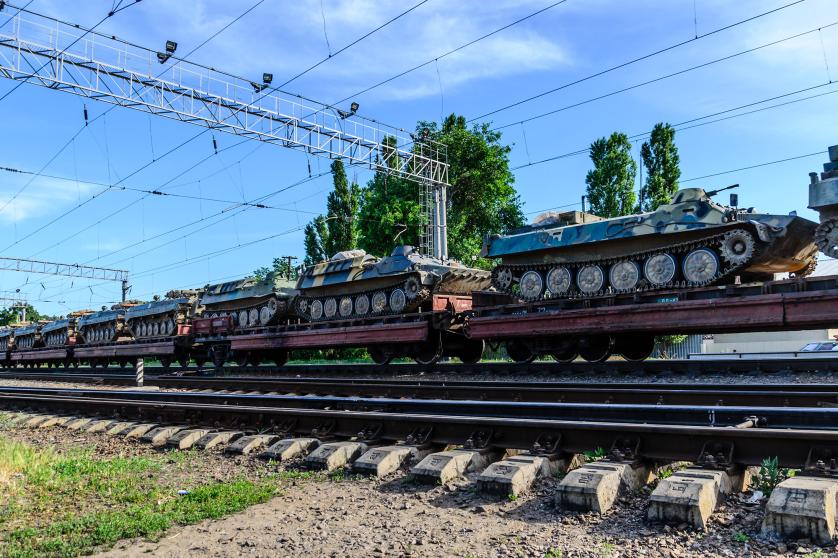 Train de marchandises transportant des citernes sur un quai de fret