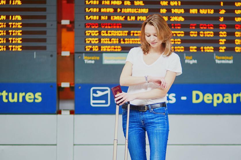 Jeune femme dans un aéroport international