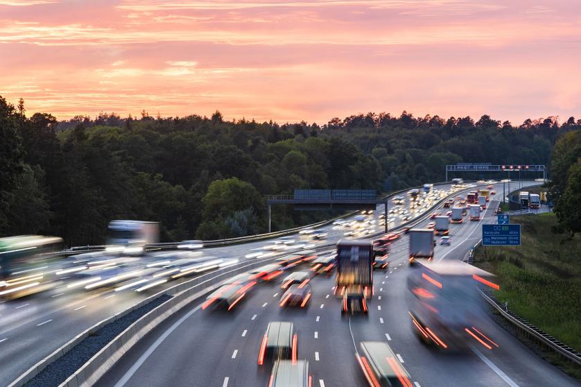 Alemania, Baden-Wurttemberg, Stuttgart, Tráfico en la Bundesautobahn 8 al atardecer