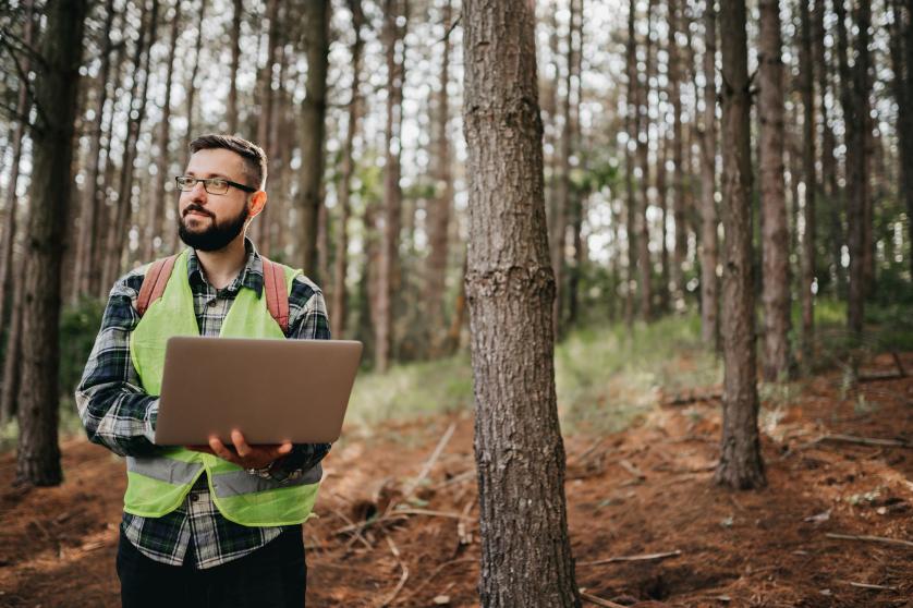 Guardabosques que vigilan el ecosistema forestal