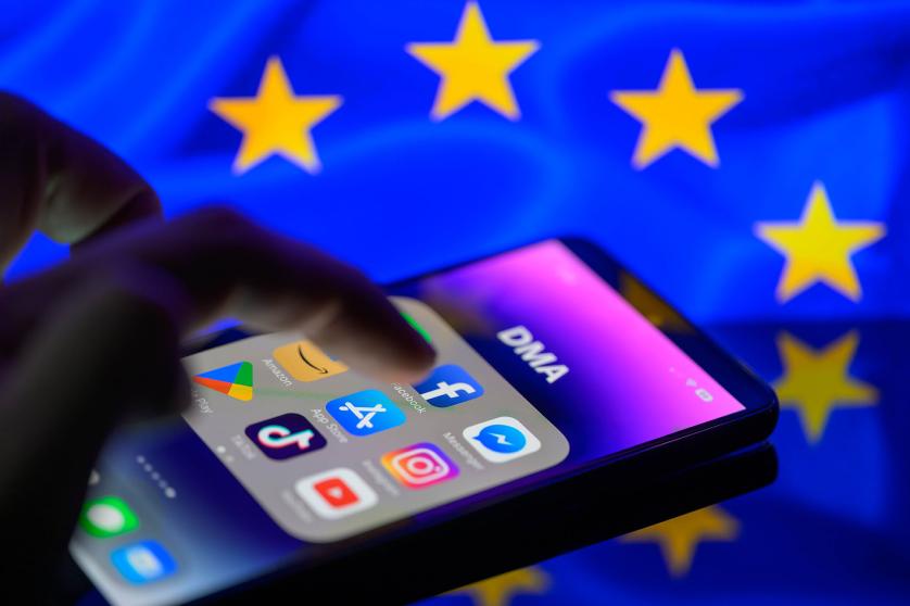 Les icônes des plateformes en ligne Google, Facebook, LinkedIn, Amazon, Apple Store et TikTok sont affichées sur un smartphone doté de la loi sur le marché numérique de l