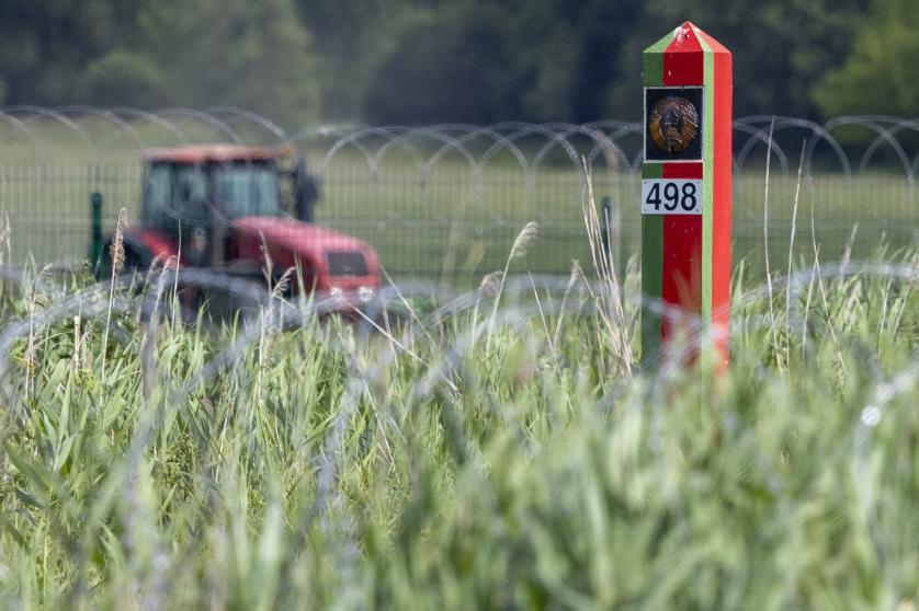 Un slup biélorusse à la frontière entre la Pologne et la Biélorussie à Ozierany Male, Pologne, le 4 juillet 2025.