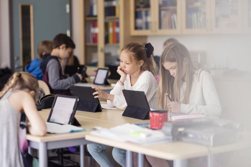 Les lycéens utilisent une tablette numérique en classe