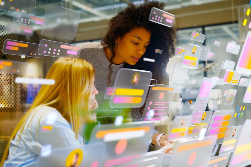 Portraits de jeunes femmes travaillant dans un bureau moderne, entourées d