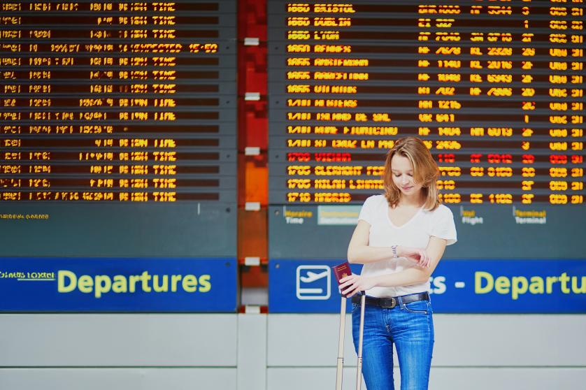 Jeune femme dans un aéroport international