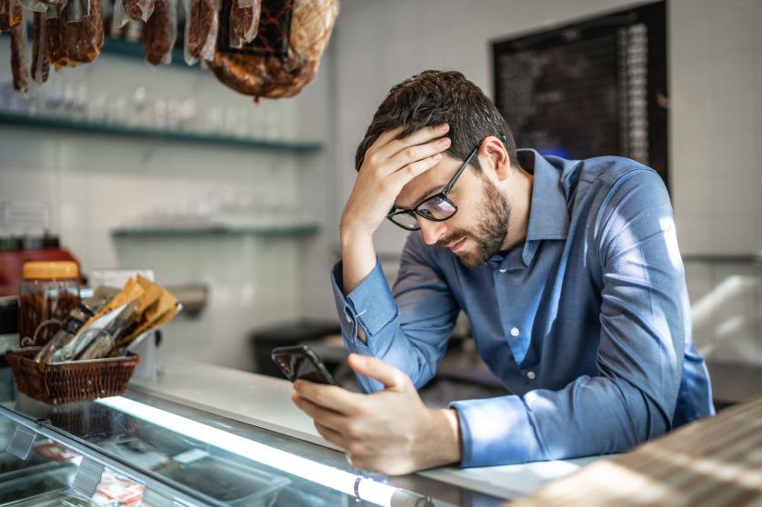 Pequeño empresario preocupado