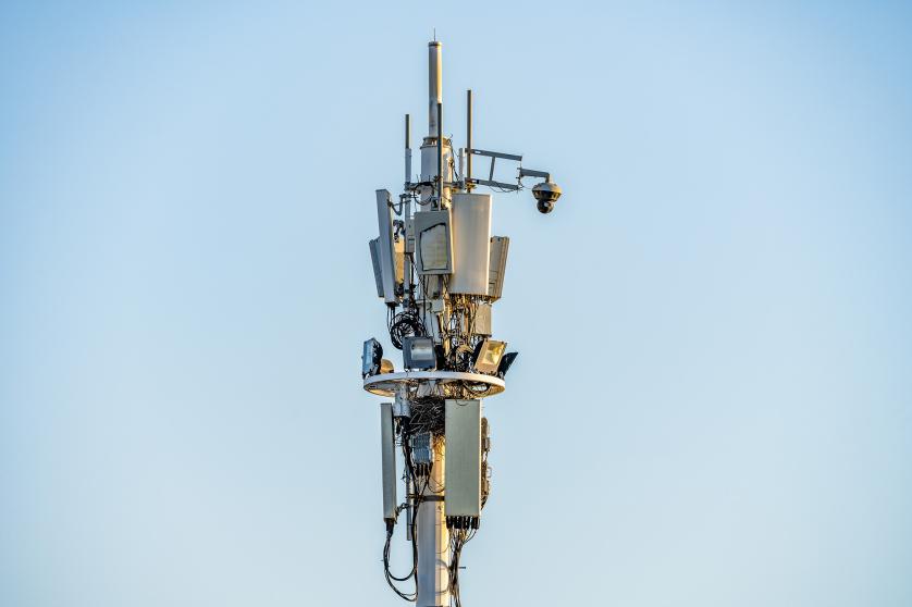 Torre de comunicação 5G contra o céu azul