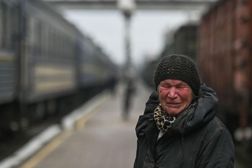 Lokal kvinde græder, mens hun gør sig klar til at stige på et evakueringstog fra Kherson til Khmelnitsky på Kherson station
