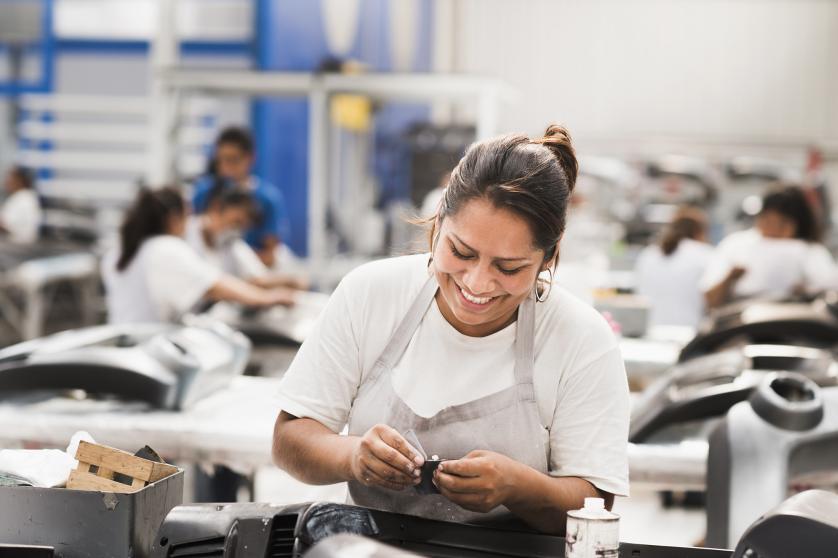 Un ouvrier souriant dans une usine de fabrication 