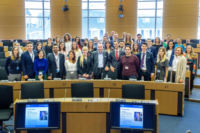 Groepsafbeelding van de EVP-Fractiestagiairs in het Europees parlement te Brussel