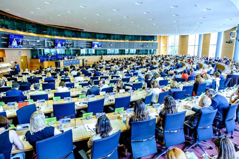 Imagine cu europarlamentari în sala de ședințe de grup