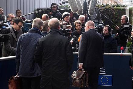 Periodistas hablando con representantes de gobiernos de los Estados Miembros fuera del edificio del Consejo