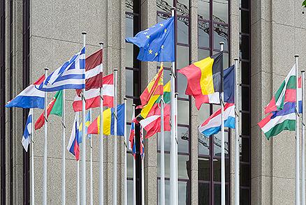 Flagi przed Europejskim Trybunałem Obrachunkowym
