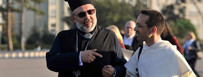 Nektarios Ioannou, ortodoksisten kirkkojen edustaja EU:ssa, puhuu Pariisin katolisen instituutin tiede- ja uskonnollisten osastojen johtajan Emmanuel Pisanin kanssa