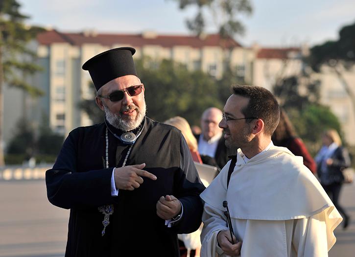 Nektarios Ioannou, predstaviteľ ortodoxnej cirkvi v Európskej únii rozprávajúci sa s Emmanuel Pisanim, riaditeľom Inšitútu pre vedy a náboženské teológie pri katolíckym inštitúte v Paríži