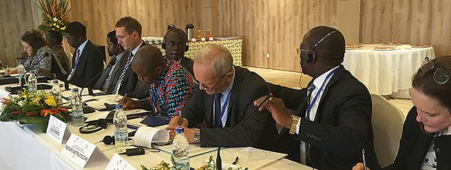 Africkí a európski úradníci sediaci na panelovej diskusii