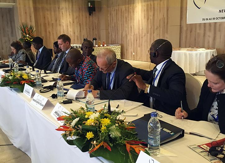 Afričtí a evropští úředníci sedí na diskusním panelu
