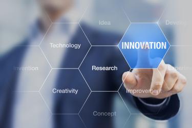 Innovatieconcept gepresenteerd door een managementconsultant op webinarscherm