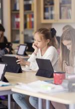 Les lycéens utilisent une tablette numérique en classe