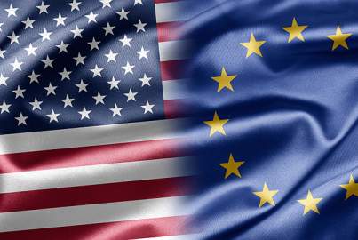 Φωτογραφία της αμερικανικής και της σημαίασ της ΕΕ