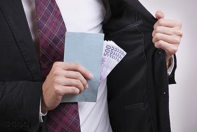 Φωτογραφία ανθρώπου με ευρώ στα χέρια του