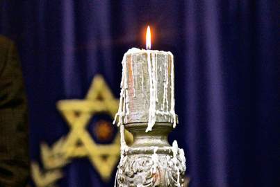Eine Kerze brennt in der Holcaust-Gedenkstätte