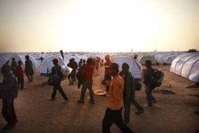 Photo of foreign workers and refugees flee as violence continues in Libya
