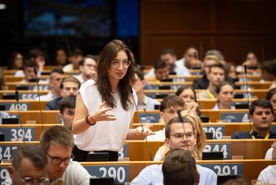 a female participant of Youth Event speaking in the Hemicycle