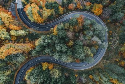 Carretera curvada durante el otoño en los Alpes bávaros vista desde arriba, Alemania