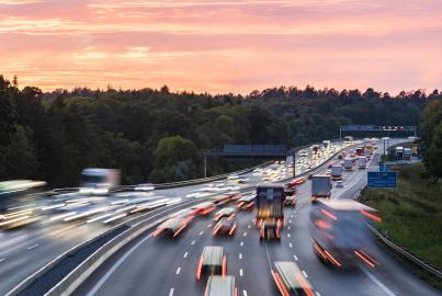 Alemania, Baden-Wurttemberg, Stuttgart, Tráfico en la Bundesautobahn 8 al atardecer