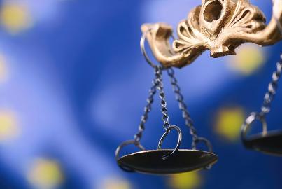 La statue de la justice, déesse de la justice devant le drapeau de l'Union européenne